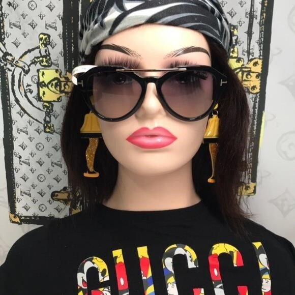 Tom Ford TF576 01B Lisa-02 Sunglasses – Black/Gold – 54mm - Picture 6 of 12